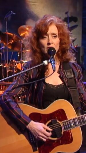 Bonnie Raitt Instagram - This month marks 30 years since the release of Bonnie’s 1994 album, Longing In Their Hearts. We’re sharing this performance, from the BBC TV show “Later... With @jools.holland.official,” when Bonnie was joined by her touring band as well as Ireland’s @paulbradymusic (reprising his contribution to the recording on the album.) — BRHQ 

View the full performance of @rthompsonmusic ‘s classic song, “Dimming of the Day” on Later... with Jools Holland (in 1995) and listen to Longing In Their Hearts at the link in bio.