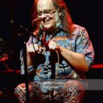 Bonnie Raitt Instagram – I’m crushed beyond words losing our beloved David Lindley. His brilliance, humor, kindness and total uniqueness will shine forever. RIP, dear friend. Thank you for the gift you will always be. My deep condolences to Joanie, Roseanne and all the family. — Bonnie

Photo by Scott Dudelson @photos_by_the_dude