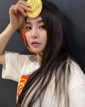 Brave girls Instagram - [📷]

피어레스 !
여러분의 응원소리에 힘입어 브레이브걸스가 양궁 금메달을 땄습니다 ! 💕 
좋은 하루가 되셨길 바라면서 남은 오늘도 행복하게 보내세요ㅎㅎ 
Fearless !
Thanks to your cheers, Brave Girls won the gold medal in archery ! 💕 
I hope you had a great day and have a great rest of the dayㅎㅎ

#브레이브걸스 #BraveGirls
#MBC #2022아이돌스타선수권대회