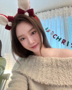 Brave girls Instagram - [📷] COMING SOON🎄 2022. 12. 25. 12PM #브레이브걸스 #BraveGirls #MerryChristmas