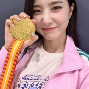 Brave girls Instagram - [📷]

피어레스 !
여러분의 응원소리에 힘입어 브레이브걸스가 양궁 금메달을 땄습니다 ! 💕 
좋은 하루가 되셨길 바라면서 남은 오늘도 행복하게 보내세요ㅎㅎ 
Fearless !
Thanks to your cheers, Brave Girls won the gold medal in archery ! 💕 
I hope you had a great day and have a great rest of the dayㅎㅎ

#브레이브걸스 #BraveGirls
#MBC #2022아이돌스타선수권대회