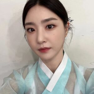 Brave girls Instagram - [📷]

한복쁘걸 두 번 더 봐도 짜릿해 새로워💕
Brave Girls wearing hanbok is thrilling and new even if you look at it twice💕

#브레이브걸스 #BraveGirls #추석 #CHUSEOK