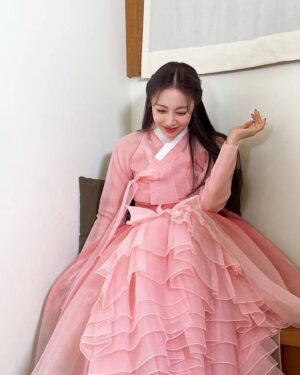 Brave girls Instagram - [📷]

한복쁘걸 두 번 더 봐도 짜릿해 새로워💕
Brave Girls wearing hanbok is thrilling and new even if you look at it twice💕

#브레이브걸스 #BraveGirls #추석 #CHUSEOK