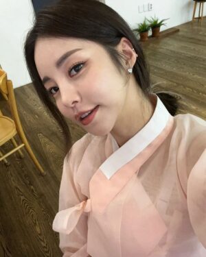 Brave girls Instagram - [📷]

한복쁘걸 두 번 더 봐도 짜릿해 새로워💕
Brave Girls wearing hanbok is thrilling and new even if you look at it twice💕

#브레이브걸스 #BraveGirls #추석 #CHUSEOK
