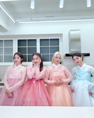 Brave girls Instagram - [📷]

쁘걸과 함께 송편만들기 재밌게 보셨나요 ?!
우리 피어레스 미리 메리 추석입니다 ❤❤❤
Did you enjoy making songpyeon with Brave Girls?
It's Merry Chuseok, Fearless ❤❤❤

#브레이브걸스 #BraveGirls