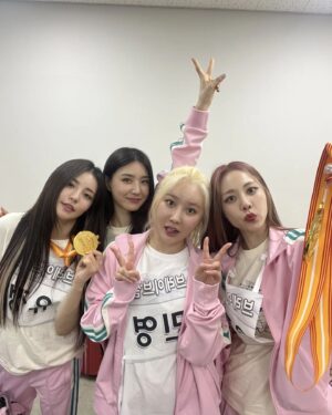 Brave girls Instagram - [📷]

피어레스 !
여러분의 응원소리에 힘입어 브레이브걸스가 양궁 금메달을 땄습니다 ! 💕 
좋은 하루가 되셨길 바라면서 남은 오늘도 행복하게 보내세요ㅎㅎ 
Fearless !
Thanks to your cheers, Brave Girls won the gold medal in archery ! 💕 
I hope you had a great day and have a great rest of the dayㅎㅎ

#브레이브걸스 #BraveGirls
#MBC #2022아이돌스타선수권대회