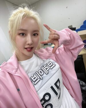 Brave girls Instagram - [📷]

피어레스 !
여러분의 응원소리에 힘입어 브레이브걸스가 양궁 금메달을 땄습니다 ! 💕 
좋은 하루가 되셨길 바라면서 남은 오늘도 행복하게 보내세요ㅎㅎ 
Fearless !
Thanks to your cheers, Brave Girls won the gold medal in archery ! 💕 
I hope you had a great day and have a great rest of the dayㅎㅎ

#브레이브걸스 #BraveGirls
#MBC #2022아이돌스타선수권대회