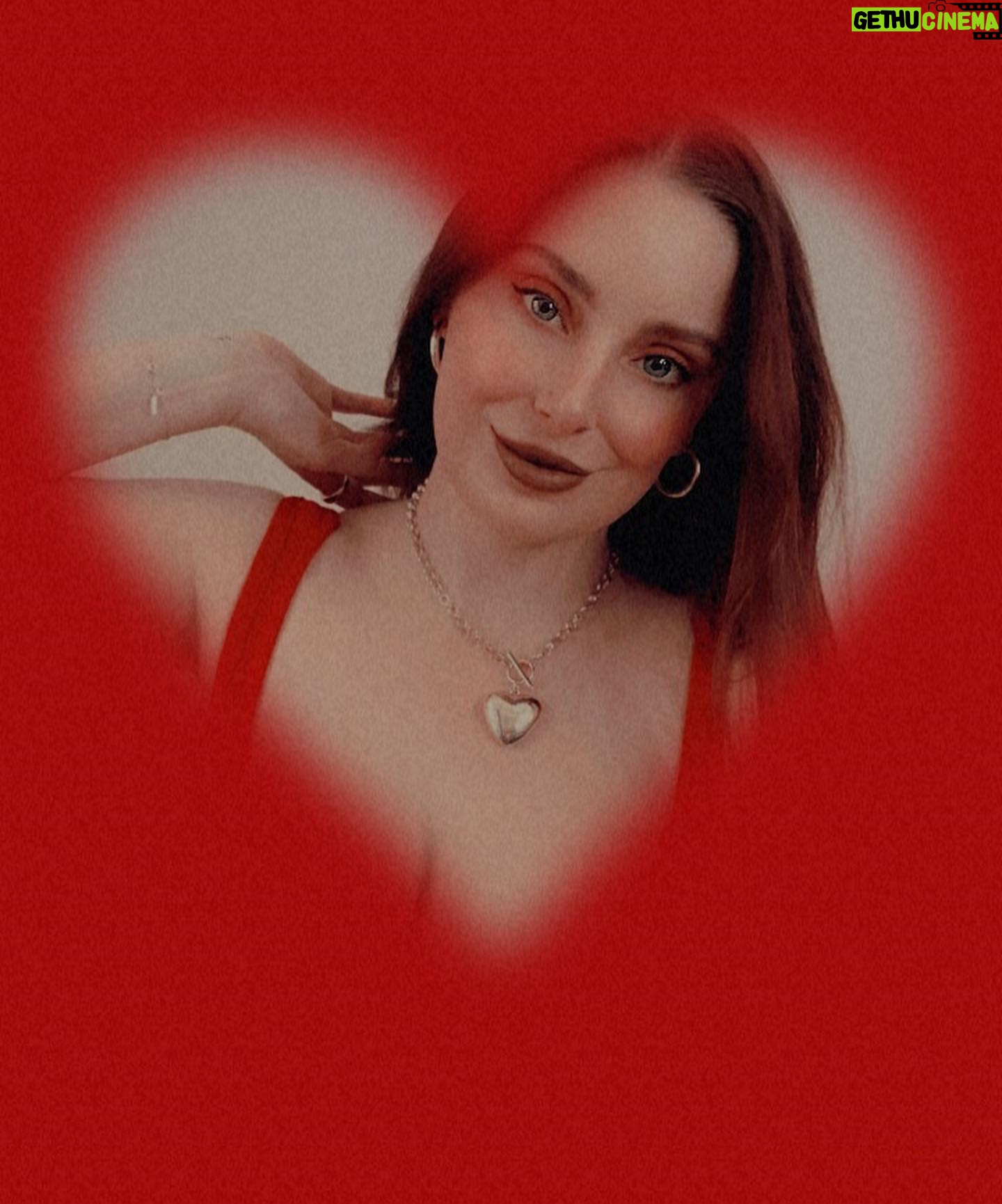 Bree Essrig Instagram - love doesn’t pay the bills but these tatas do, you feel me? 🥰 the 🔥🔥🔥 sets & vids are up on the 🔗 in my bio 🥹