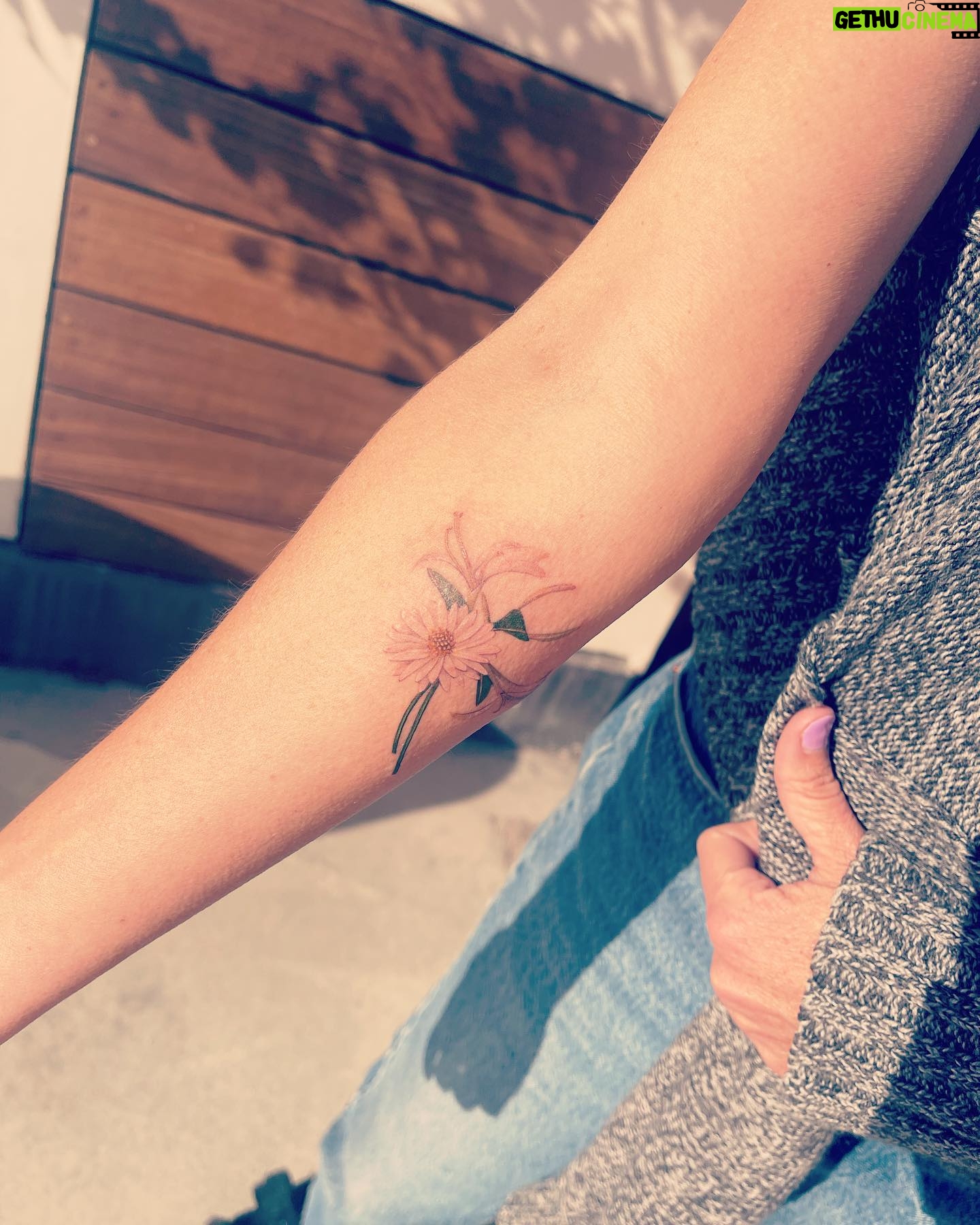 Bree Turner Instagram - Thank you @frommay_tat and @studio.nooy for my gorgeous bouquet in honor of my children. 🤍