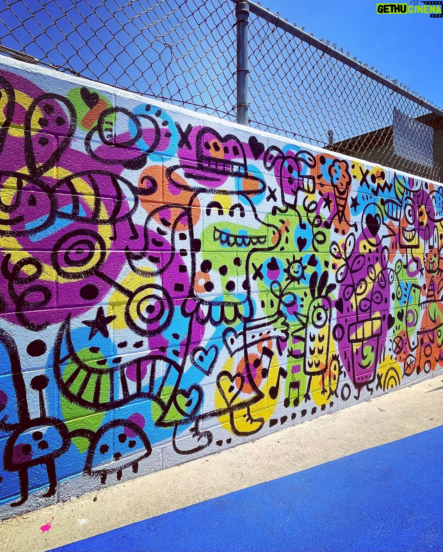 Bree Turner Instagram - HUGE thanks to my old pal, @bradysmithhere for offering his generosity and time to adding a new mural to my kids’ school! He even let me add a circle even though I was STRESSING over symmetry. Go this Sat and hear him read aloud his new children’s novel, BUG SANDWICH, at @thegrovela @barnesandnoble 💚💛🧡🩷🩵