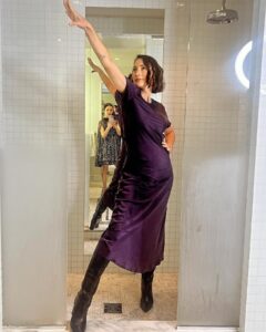 Bree Turner Instagram - Photoshoot with your bae in the hotel bathroom ✅. Drive crosstown in atmospheric river ✅. Head to the @saturnawards where @cwsupermanandlois wins Best Superhero TV Series and bae is nominated for Best Actress. ✅ Realize that you are among your childhood heroes and that you grew up obsessed with genre films and TV, only to then be asked to be on one for 6 seasons and holy smokes I am so lucky. ✅ Make bae take photo shoot in middle of show in character of “…it’s an honor to be nominated.”, because really…it’s all about having fun. ✅ Had fun! ✅✅✅ Thanks @bitsietulloch for always being the sexiest date who eats the most free bread at the table. 💚