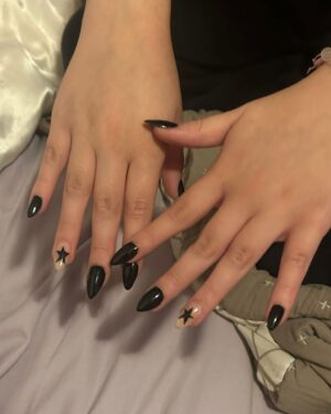 Brenda Robles Instagram - Solo por presumir que tengo una hija Buena, bella, artistica ,talentosa y brilliante.AHHHH YA ES MI CHOFER. Miren que espectacular las uñas que esta haciendo y sin estudiarlo. Alanis Indira Marcano Gerardo Martinez Robles