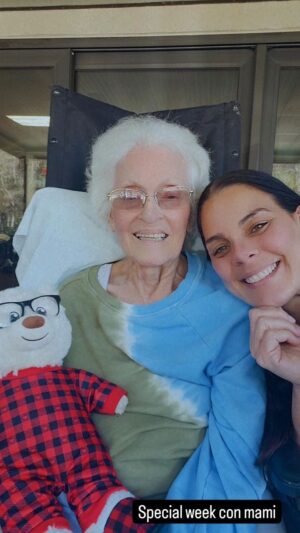 Brenda Robles Instagram - Una semanita especial junto a mi mami. Que mucho gozó, disfrutó y vaciló. Fue bien trabajoso but we made it. Gracias @mrhuma420 por tu ayuda, sin ti no hubiese sido possible. #FUCK DEMENTIA. I LOVE U MOM