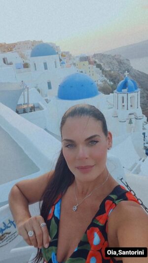 Brenda Robles Instagram - Oia en Santorini Grecia es un sueño. Los 3 Domos azules, La Caldera y la Vista lo son todo.