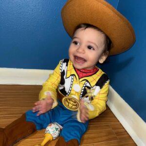 Brenda Robles Instagram - Hoy estamos de celebración pq mi Jelu está festejando su 1er año de vida. Agradezco tanto a Dios por habernos prestado a este bebe tan hermoso,saludable, intelligente  y feliz. Gracias jele y raul por el privilegio de hacerme abuela por 4 vez... A ti mi Jelu te deseo otro año de sano desarrollo en todos los aspectos , mucha felicidad y paz. TE AMO JELUAR HAPPY BIRTHDAY TO YOU 🎂🎂🎂🎂🎂🎁🎁🎁🎈🎈🎈🎉🎉🎉