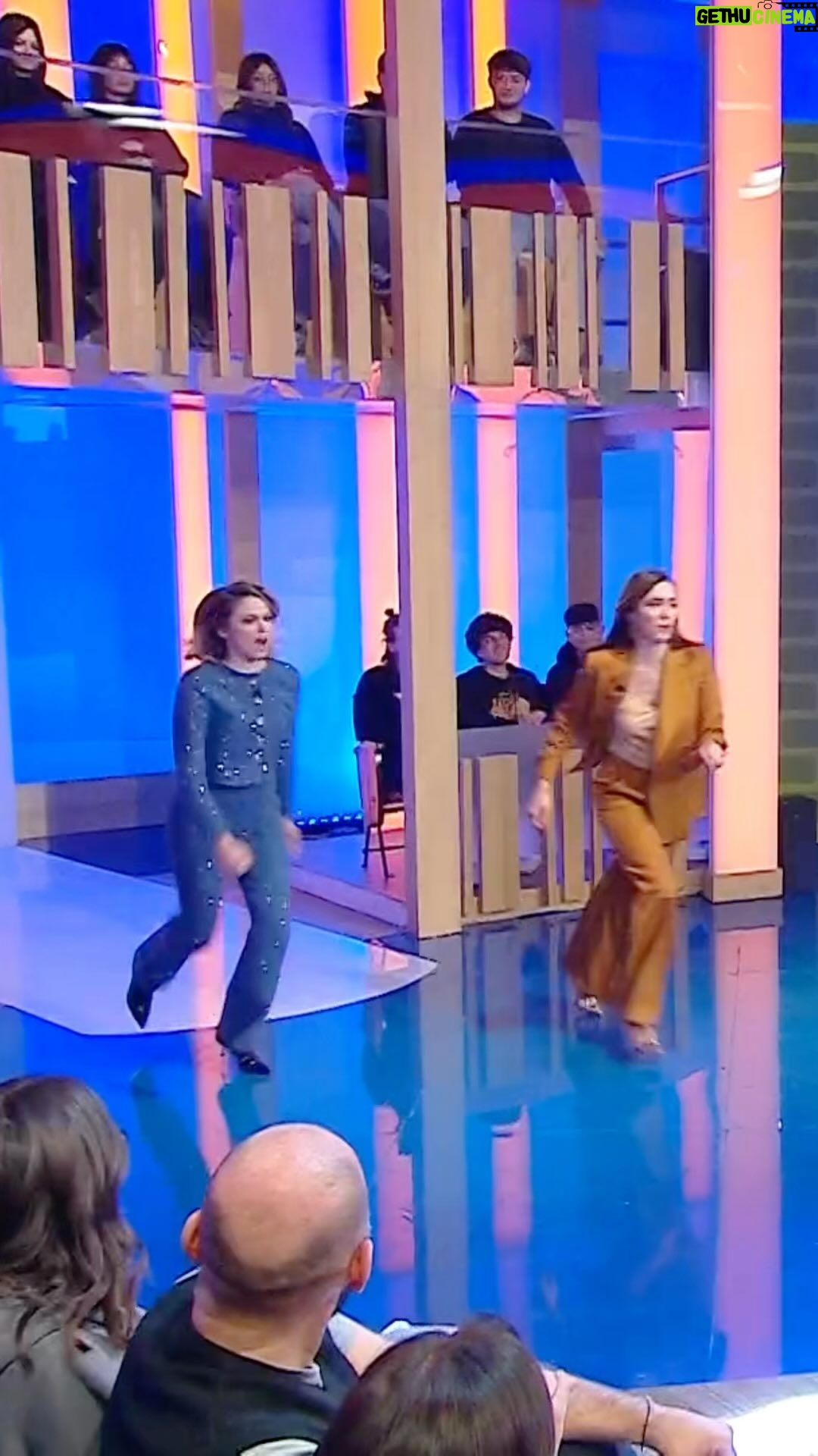Brenda Lodigiani Instagram - C’è un osteopata tra di voi??? 🤣🤣🤣 #lavoltabuona
