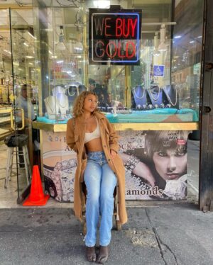 Briana Jones Instagram - sweet chick, familiar face🤎 

extra cozy in my @proviisland! use “Bri15” for 15% off