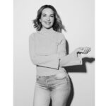 Briana Buckmaster Instagram – Bringing a little sunshine to your feed ☀️❤️

📸 @karolinaturekphotography