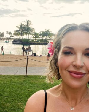 Briana Buckmaster Instagram - Too much to post. What a wonderful weekend with some of my faves. How lucky we are to have each other and to have this be our life. Lucky lucky lucky.
Thank you @creationent and thank you #spnfamily 🙏🏻❤️
#spnhon 🤙🏻