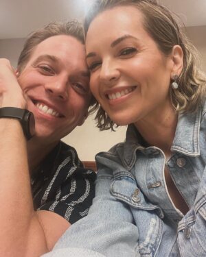 Briana Buckmaster Instagram - Too much to post. What a wonderful weekend with some of my faves. How lucky we are to have each other and to have this be our life. Lucky lucky lucky.
Thank you @creationent and thank you #spnfamily 🙏🏻❤️
#spnhon 🤙🏻