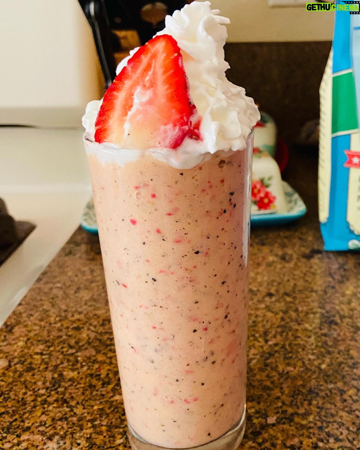 Briana Renee Instagram - Taking after her mama .. my girl made herself a smoothie from fresh, mango, strawberries, and dragon fruit ๐ฅญ๐๐ And sheโs all about the presentation ๐บ #chefinthemaking #thatsmygirl #healthyliving