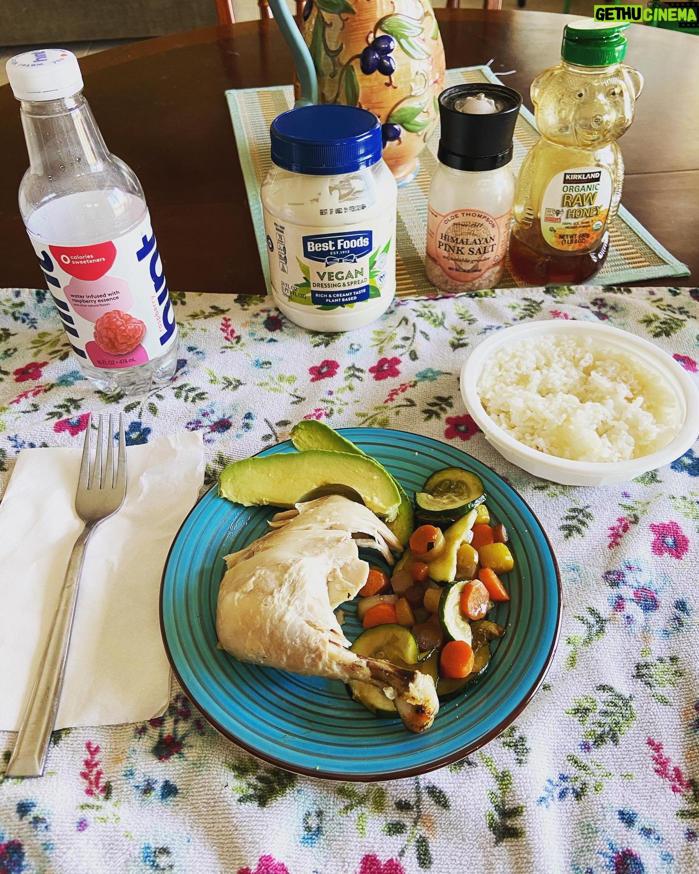 Briana Renee Instagram - What’s for lunch ~ skinless chicken quarter, sautéed zucchini & rainbow carrots, and rice with vegan butter & raw honey 😋 The vegan mayonnaise is a dressing for my chicken... So delicious, I wish I had room for more 🤍 @hint #healthylifestyle #homecook #nomnom #nowUCme