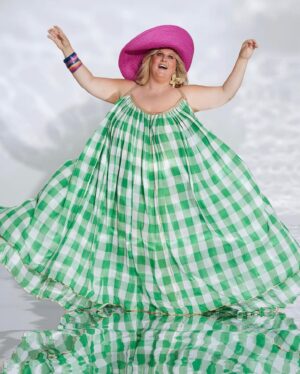 Bridget Everett Instagram - Cover girl alert! Dream photoshoot with @egandrew @biglarreon678 for @accessoriesmag 💫  Styled by @biglarreon678, wearing @biglarreon678. Cover necklace by @presley.oldham for @toddoldham_makershop. HMU @arrivebeautiful hats by @esenshel neon necklace @alexisbittar bangles @biglarreon678 ❤️❤️❤️