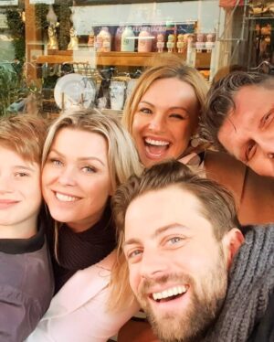 Bridget Maasland Instagram - Denk je dat Zackie het lekker vindt?! 🤣, een throwback met 💕💕& een vijgenblad op de juiste plek🤪