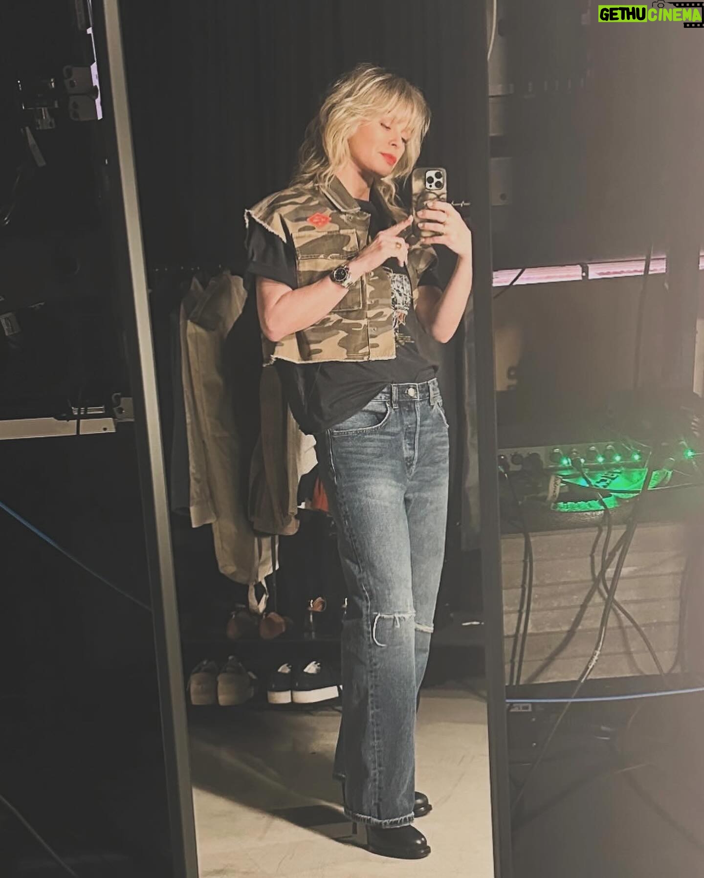 Bridget Maasland Instagram - Recap 1. @happyinshape 🗞️ @jedidjahkuijten 💄 2. @rtlboulevard & @gwenvanwaveren 💄 3. @alixthelabel 👘 4. @nansuits 🧥 5. @summumwoman👖Blvd podcast🎙️ 6. @voorwindenmodemall 🥋 7. @johnvdheuvel62 & @lecolook 📺