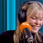 Bridget Maasland Instagram - Sukkel 🤣 Als de verrassingsbeller opneemt met zijn naam. @rtlboulevard @prinseric @goosr #podcast#66 Link in bio.