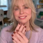 Bridget Maasland Instagram - Ontdek Maniac Nails! Binnen 20 minuten stralende gel nagels 💅 Met code - BRIDGET15 - krijg je 15% korting op de starterset. #ManiacNails #CelebrateHands @maniacnails.official #ad