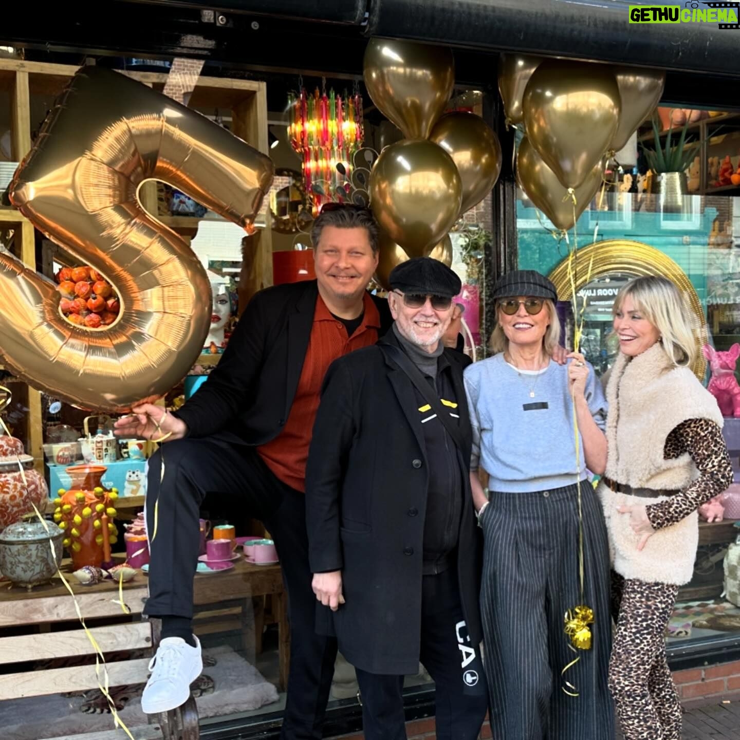 Bridget Maasland Instagram - @meltingpotamsterdam.nl bestaat 5 jaar en dat gaan we vieren met mooie prijzen. Want wie jarig is deelt uit. Check vanavond om 18 uur @meltingpotamsterdam.nl om te horen hoe je de prijzen kan winnen en volg onsπππππ Broer Bryan, vader Frits, moeder Elly, zus Bridget & zoon Mees πΈ