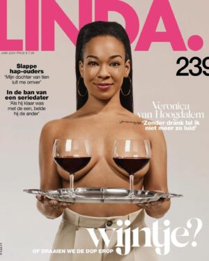 Bridget Maasland Instagram - Laten we proberen de norm aan te passen. Normaliseer ‘niet drinken’ in plaats van andersom. Het voelt zo tegenstrijdig om altijd te moeten uitleggen dat ik niet ‘ongezellig’ ben sinds ik geen alcohol meer drink. Zeker omdat ik meer plezier ervaar dan ooit en ik kan het mij de volgende dag nog allemaal herinneren. Wat een feest! Uit steeds meer onderzoeken blijkt dat alcohol net zo schadelijk is als roken en zeker voor vrouwen van mijn leeftijd. Ik laat iedereen vrij in zijn keuze. Zou fijn zijn als dat andersom ook gebeurt.

Fotografie - @wendeliendaan 
Visagie - @gwenvanwaveren 
Magazine - @linda