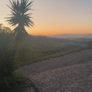 Bridget Maasland Instagram - Recap Women intensive Portugal 🇵🇹 

1.  D’aligo yoga retreat
2. 2 uur per dag vrije tijd
3. Aan de pool
4. Uitzicht bij mijn huisje
5. Alles van je afspoelen in een heel koud beekje 
6. Kookworkshop van de allerliefste @mikelhengeveld 
7. Zonsopgang voor de yoga
8. Collage van mijn leven op dit moment 
9. Na een intense dag vol familie-opstellingen
0. Zonsopgang op het hoogste punt