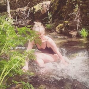 Bridget Maasland Instagram - Recap Women intensive Portugal 🇵🇹 

1.  D’aligo yoga retreat
2. 2 uur per dag vrije tijd
3. Aan de pool
4. Uitzicht bij mijn huisje
5. Alles van je afspoelen in een heel koud beekje 
6. Kookworkshop van de allerliefste @mikelhengeveld 
7. Zonsopgang voor de yoga
8. Collage van mijn leven op dit moment 
9. Na een intense dag vol familie-opstellingen
0. Zonsopgang op het hoogste punt