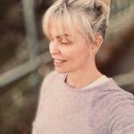 Bridget Maasland Instagram - Recap Women intensive Portugal 🇵🇹 1. D’aligo yoga retreat 2. 2 uur per dag vrije tijd 3. Aan de pool 4. Uitzicht bij mijn huisje 5. Alles van je afspoelen in een heel koud beekje 6. Kookworkshop van de allerliefste @mikelhengeveld 7. Zonsopgang voor de yoga 8. Collage van mijn leven op dit moment 9. Na een intense dag vol familie-opstellingen 0. Zonsopgang op het hoogste punt