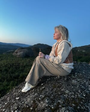 Bridget Maasland Instagram - Recap Women intensive Portugal 🇵🇹 

1.  D’aligo yoga retreat
2. 2 uur per dag vrije tijd
3. Aan de pool
4. Uitzicht bij mijn huisje
5. Alles van je afspoelen in een heel koud beekje 
6. Kookworkshop van de allerliefste @mikelhengeveld 
7. Zonsopgang voor de yoga
8. Collage van mijn leven op dit moment 
9. Na een intense dag vol familie-opstellingen
0. Zonsopgang op het hoogste punt