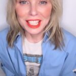 Bridget Maasland Instagram - Deze week is het ‘De week van de overgang’. Precies 1 jaar geleden zijn, mijn moeder en ik de podcast: ‘Bridget and Friends take a menopause’ begonnen. Zodat we na die ene week er gewoon over door mochten/mogen praten. Tegelijkertijd ben ik 1 jaar geleden de gelijknamige gratis community begonnen zodat vrouwen onderling dagelijks met elkaar in gesprek kunnen, ervaringen en tips delen en een luisterend oor kunnen bieden aan elkaar. Binnenkort gaan we uitbreiden, zorg dat je daarbij bent en niets van mist. Volgende week meer uitleg en details. @bridgetandfriendspodcast @ellymaasland