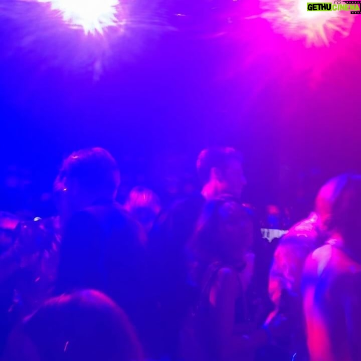 Bridget Maasland Instagram - Boekenbal ‘24 ‘Thuiskomen’ met een touch of gold