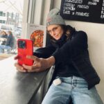 Bridget Moynahan Instagram - When you are working in the same neighborhood as your favorite restaurant, you stop by for a latte and a selfie! @lilianewyork @missyarobbins #BK #pasta #delicious #iloveny