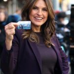 Bridget Moynahan Instagram - Love this @therealmariskahargitay! • #repost @entertainmenttonight Mariska Hargitay having a real life heroic moment! 👏🫶 While filming an episode of ‘Law & Order: SVU’, Mariska was approached by a little girl who believed her to be a real police officer. 🥹 After the young girl asked Mariska for help as she had been separated from her mother, Mariska halted production to help the child find her mom. (📸: Getty Images)