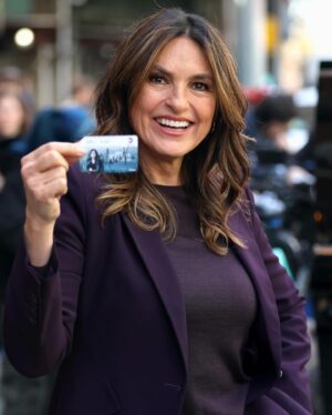 Bridget Moynahan Instagram - Love this @therealmariskahargitay! • #repost @entertainmenttonight Mariska Hargitay having a real life heroic moment! 👏🫶 While filming an episode of ‘Law & Order: SVU’, Mariska was approached by a little girl who believed her to be a real police officer. 🥹 After the young girl asked Mariska for help as she had been separated from her mother, Mariska halted production to help the child find her mom. (📸: Getty Images)