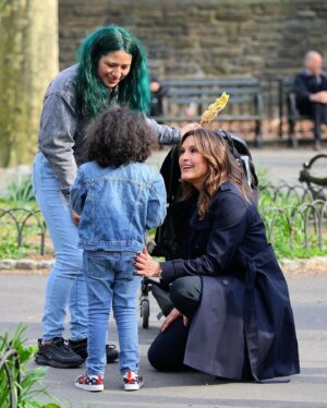 Bridget Moynahan Instagram - Love this @therealmariskahargitay! • #repost @entertainmenttonight Mariska Hargitay having a real life heroic moment! 👏🫶 While filming an episode of ‘Law & Order: SVU’, Mariska was approached by a little girl who believed her to be a real police officer. 🥹 After the young girl asked Mariska for help as she had been separated from her mother, Mariska halted production to help the child find her mom. (📸: Getty Images)