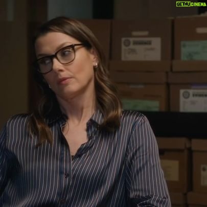 Bridget Moynahan Instagram - Why is Danny getting so buggy about bugs? Find out tonight on @bluebloods_cbs! #IsIt10PMYet #bluebloodsfriday #bluebloods #reagans