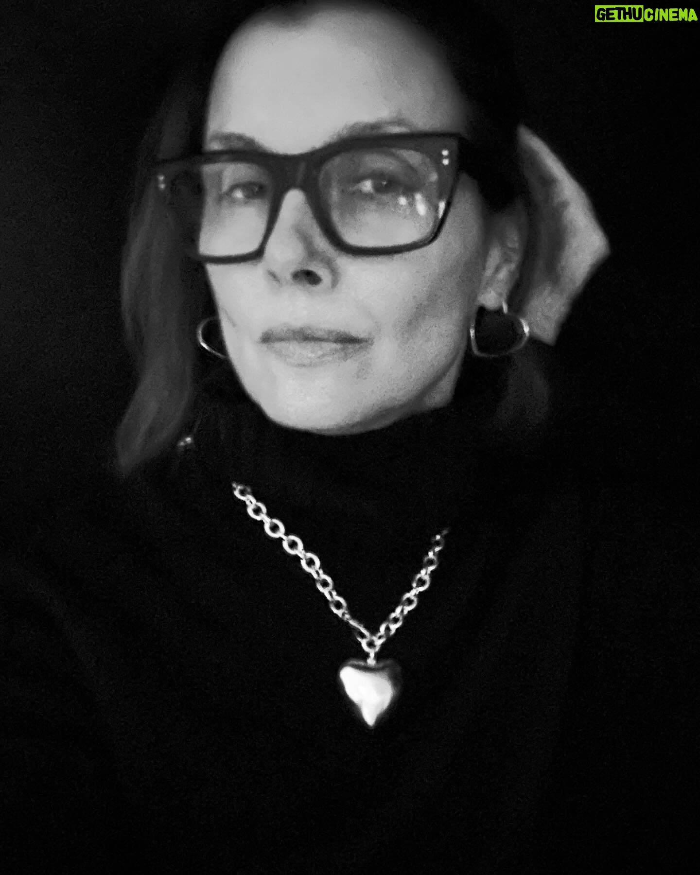 Bridget Moynahan Instagram - In another segment of friends doing cool things… My friend @roxanneassoulin is bringing back this iconic piece just in time for Valentine’s Day. I’d argue it’s perfect to wear every day. #goldenheart #spreadlove #friendsdoingcoolthings