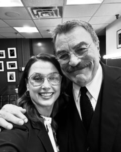 Bridget Moynahan Instagram - A great conversation last night @92ndstreety with the iconic #TomSelleck about his life and journey!  You can find out all about it in his new memoir “You Never Know.” It’s really good!!!! @harpercollins #YouNeverKnowBook Makeup: @makeupbylhp Hair: @josueperezhair