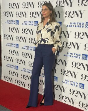 Bridget Moynahan Instagram - A great conversation last night @92ndstreety with the iconic #TomSelleck about his life and journey!  You can find out all about it in his new memoir “You Never Know.” It’s really good!!!! @harpercollins #YouNeverKnowBook 

Makeup: @makeupbylhp 
Hair: @josueperezhair