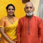Brindha Sivakumar Instagram - My Guru, My guiding light B.Ramamoorthy Rao Avl without whom I will not be singing today ! My Saraswathi 😊🙏🏼✨I seek his blessings on Vijayadasmi and always ! Composer of the world famous song “ Shiva Rama Krishna” “ Sridevi Ramanam” I’ve been learning from sir since 2005 🙏🏼✨