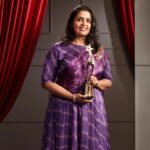 Brindha Sivakumar Instagram - From SIIMA 2021 BEST FEMALE PLAY BACK SINGER at Hyderabad clicked by @venketramg ! Felt very happy to be clicked by him! 😊 He had clicked pics of My husband and me before wedding and Closely connected with our family from “Kaaka kaaka “ photo shoot !! Thank you @siimawards @brindaprasad @sridevisreedhar akka 🌸 #vaachellam #ponmagalvandhal
