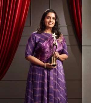 Brindha Sivakumar Instagram - From SIIMA 2021 BEST FEMALE PLAY BACK SINGER at Hyderabad clicked by @venketramg ! Felt very happy to be clicked by him! 😊 He had clicked pics of My husband and me before wedding and Closely connected with our family from “Kaaka kaaka “ photo shoot !! Thank you @siimawards @brindaprasad @sridevisreedhar akka 🌸 
#vaachellam #ponmagalvandhal